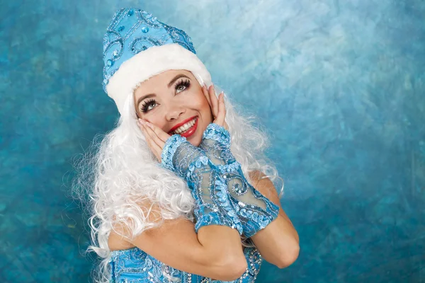 Jovem bela mulher vestida como russa Snow Maiden — Fotografia de Stock