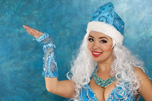 Jonge mooie vrouw gekleed als Russische sneeuw meisje — Stockfoto