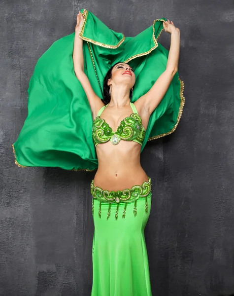 Jeune jolie femme en robe indienne verte — Photo