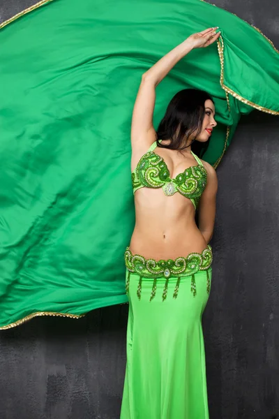 Молодая красивая женщина в зеленом индийском платье — стоковое фото