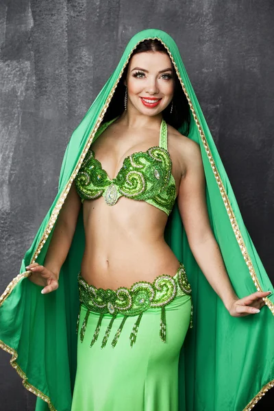 Mujer bonita joven en vestido indio verde — Foto de Stock
