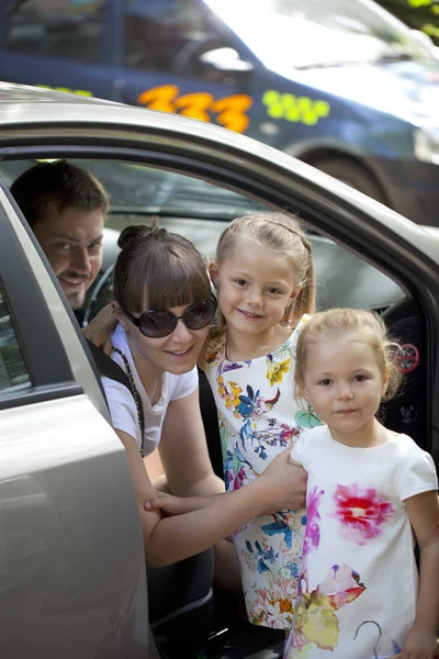 Une famille de quatre personnes va partir en voiture — Photo