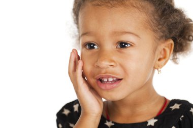 güzel küçük bir kız mutlu portre 