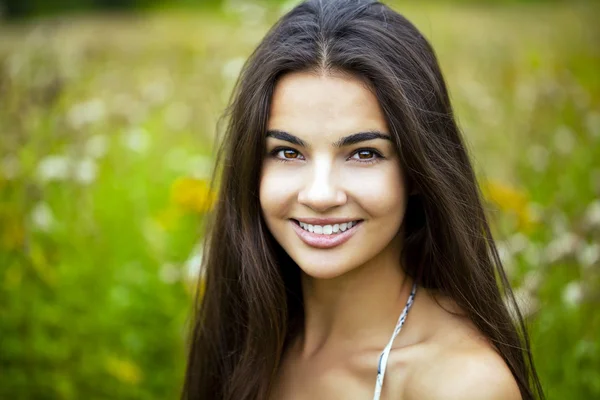 Jovem mulher bonita — Fotografia de Stock