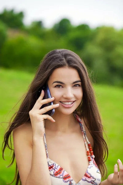 Joyeux belle fille appelant par téléphone — Photo