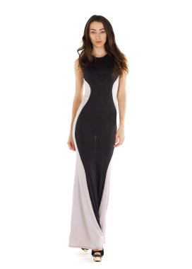 Tam büyüme uzun gece elbisesi içinde genç bir kadın portresi