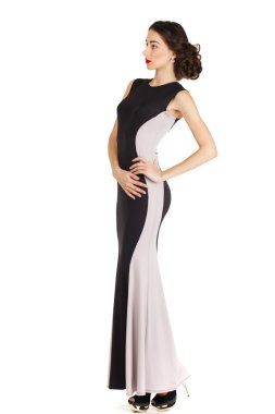 Tam büyüme uzun gece elbisesi içinde genç bir kadın portresi