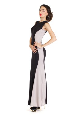 Tam büyüme uzun gece elbisesi içinde genç bir kadın portresi