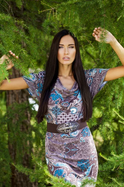 Hermosa mujer joven en vestido colorido — Foto de Stock