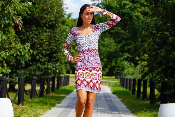 Hermosa mujer joven en vestido colorido —  Fotos de Stock