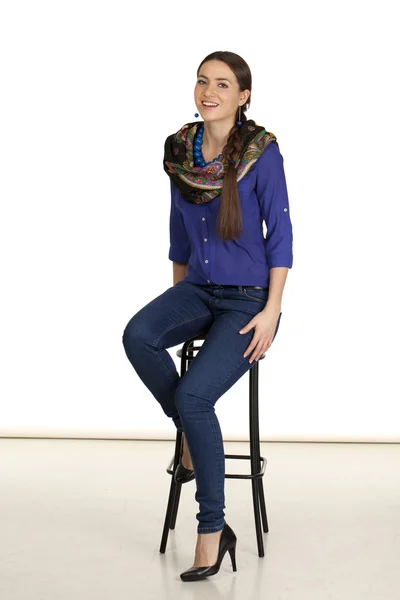 Retrato de uma mulher bonita em jeans azul e camisa azul — Fotografia de Stock