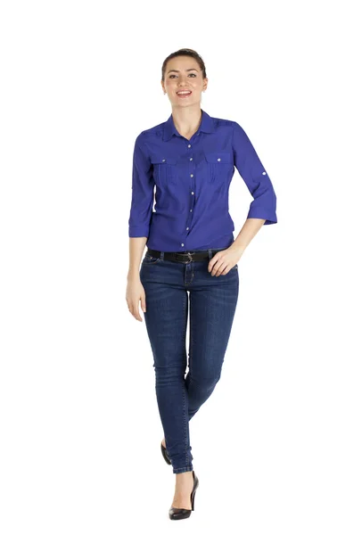 Porträt einer schönen Frau in blauen Jeans und blauem Hemd — Stockfoto