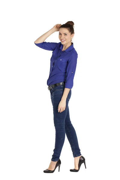 Porträt einer schönen Frau in blauen Jeans und blauem Hemd — Stockfoto