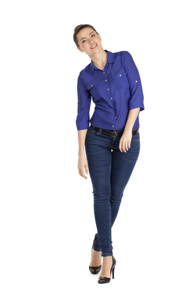 Portret van een mooie vrouw in blauwe jeans en blauw shirt — Stockfoto