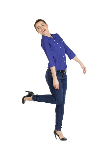 Porträtt av en vacker kvinna i blå jeans och blå skjorta — Stockfoto