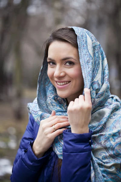 Skönhet kvinna i den nationella mönstrad sjalen — Stockfoto
