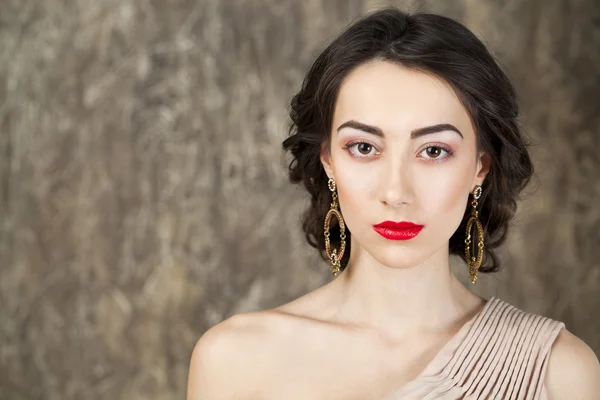 Beauty portrait of young attractive woman — Stock Photo, Image