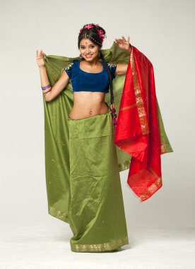 Hint yeşil elbiseli genç güzel kadın