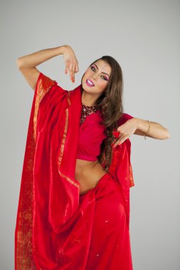 Hint Kırmızı elbiseli genç güzel kadın