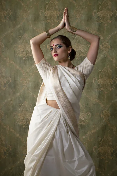 年轻漂亮的女人，在印度的白色连衣裙 — 图库照片
