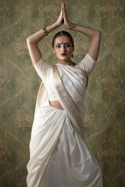 Unga vackra kvinnan i indiska vit klänning — Stockfoto