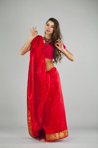 Giovane bella donna in abito indiano — Foto Stock