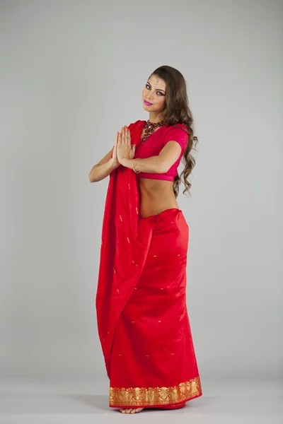 Jonge mooie vrouw in Indiase jurk — Stockfoto