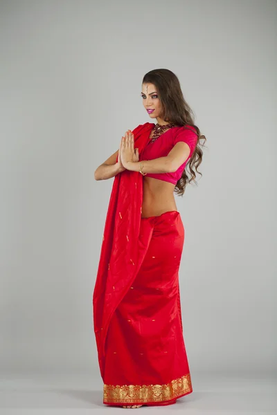 Jeune jolie femme en robe indienne — Photo