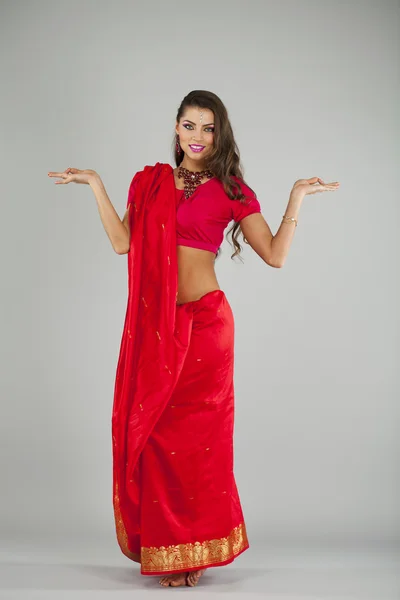 Jeune jolie femme en robe indienne — Photo