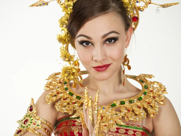 Vestido de niña tailandesa con estilo tradicional, aislado en blanco — Foto de Stock