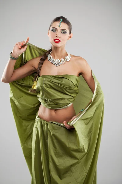 Jeune jolie femme en robe verte indienne — Photo