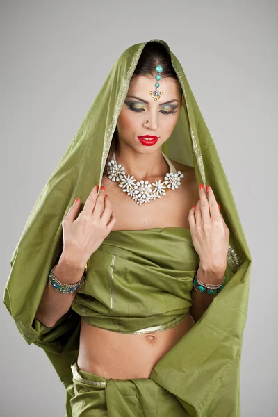 Jeune jolie femme en robe verte indienne — Photo