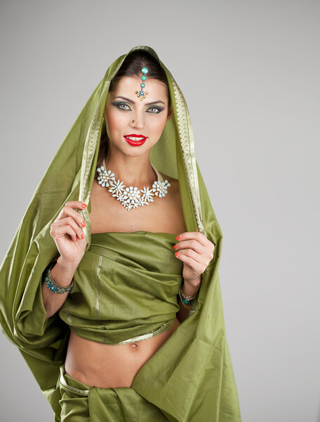 Молодая красивая женщина в индийском зеленом платье

