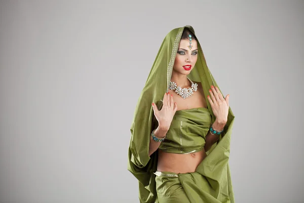 Jovem mulher bonita em vestido verde indiano — Fotografia de Stock