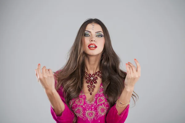 Jovem mulher bonita em vestido vermelho indiano — Fotografia de Stock