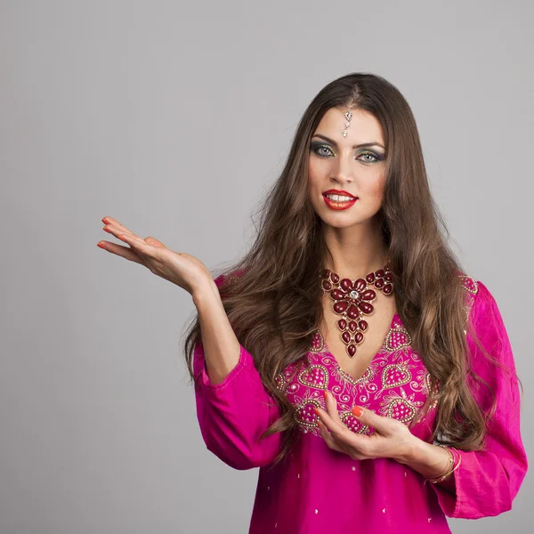 Jovem mulher bonita em vestido vermelho indiano — Fotografia de Stock