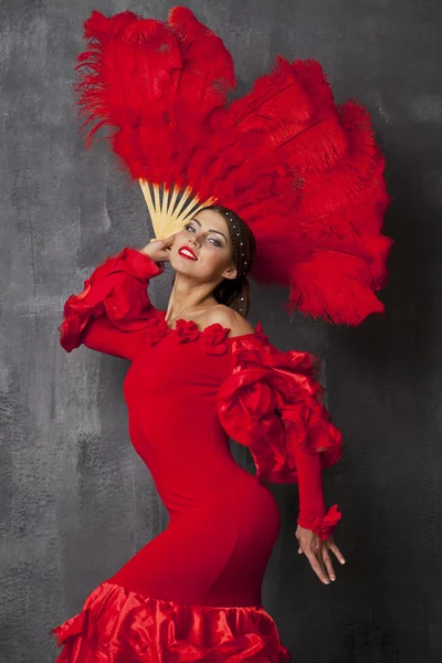 Kırmızı bir elbiseyle dans kadın geleneksel İspanyol flamenko dansçısı — Stok fotoğraf