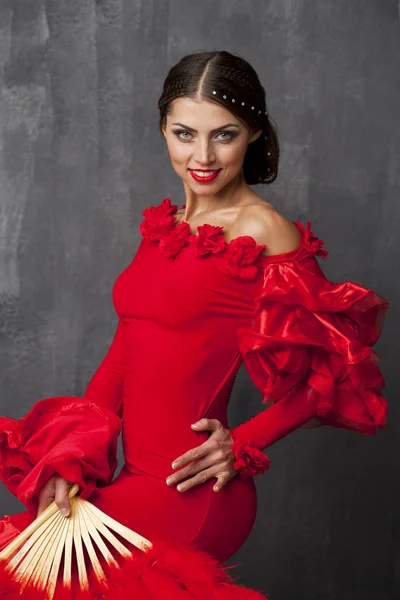 Femme danseuse de flamenco espagnole traditionnelle dansant dans une robe rouge — Photo