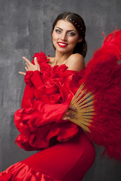 Femme danseuse de flamenco espagnole traditionnelle dansant dans une robe rouge — Photo