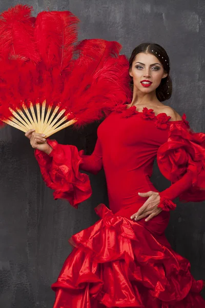 Nő hagyományos spanyol flamenco táncos egy piros ruha tánc — Stock Fotó