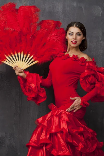 Donna ballerina di flamenco tradizionale spagnola che balla in abito rosso — Foto Stock