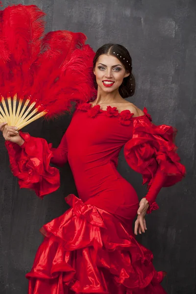 Mulher tradicional espanhola dançarina do Flamenco dançando em um vestido vermelho — Fotografia de Stock