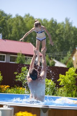 Mutlu aile, küçük çocuk, çok güzel bebek ile etkin baba 