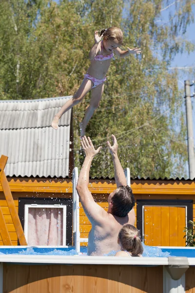 Glückliche Familie, aktiver Vater mit kleinem Kind, entzückendes Kleinkind — Stockfoto