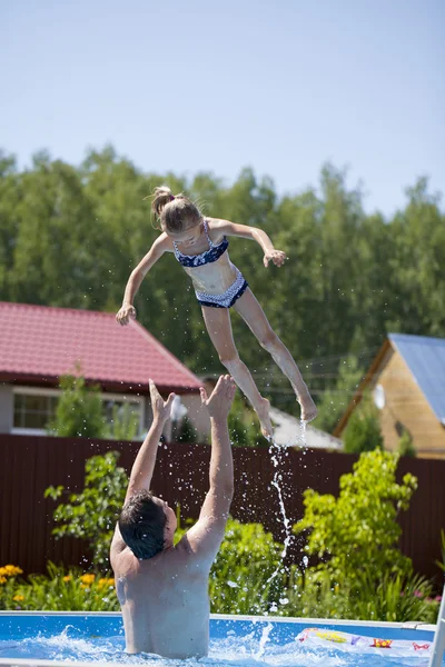 Lycklig familj, aktiva far med lite barn, bedårande barn — Stockfoto