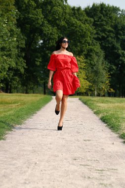 Kırmızı elbiseli güzel kadın. 