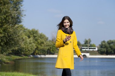 telefon ederken mutlu güzel kadın 