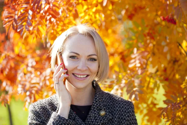 Porträt einer schönen jungen Frau, die telefoniert — Stockfoto