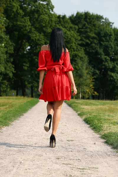 Hermosa mujer en vestido rojo —  Fotos de Stock