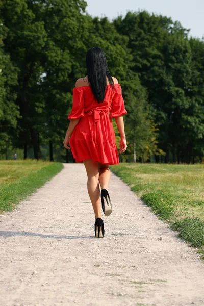 빨간 옷을 입은 아름다운 여인 — 스톡 사진